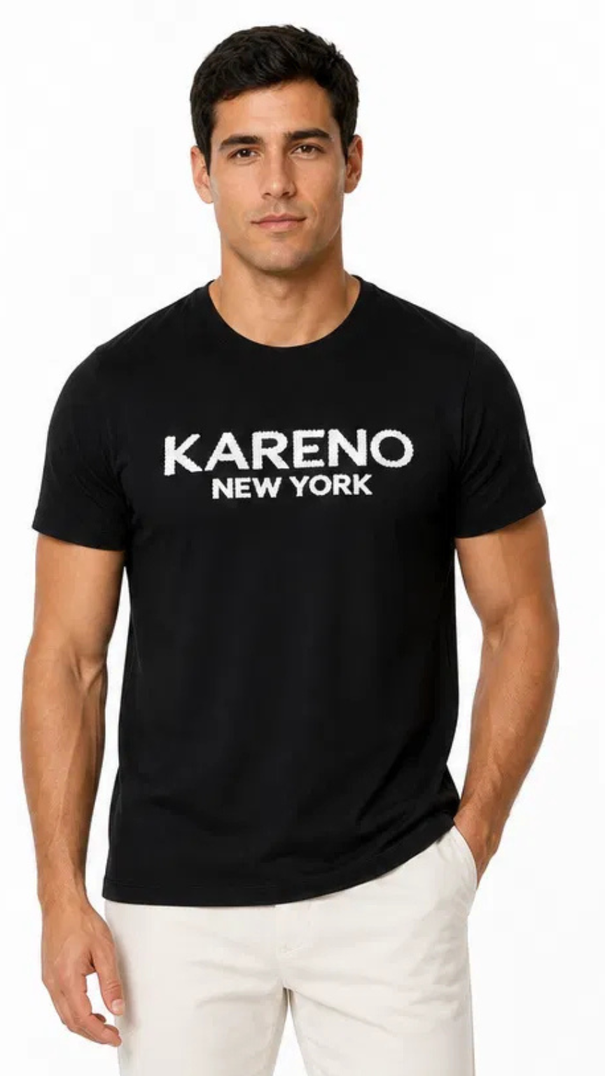 تيشيرت رجالي أسود بأكمام قصيرة وتصميم كاجوال، مزود بطبعة “KARENO NEW YORK” باللون الأبيض على الصدر، بياقة دائرية وقصة مريحة مناسبة للاستخدام اليومي.