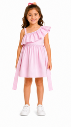 فستان بناتي بلون وردي فاتح (Baby Pink) بتصميم عصري بكتف واحد، يتميز بكشكشة عريضة وأنيقة (Ruffle) تغطي الصدر والكتف، مع حزام شريطي طويل يتدلى بنعومة من الخصر."