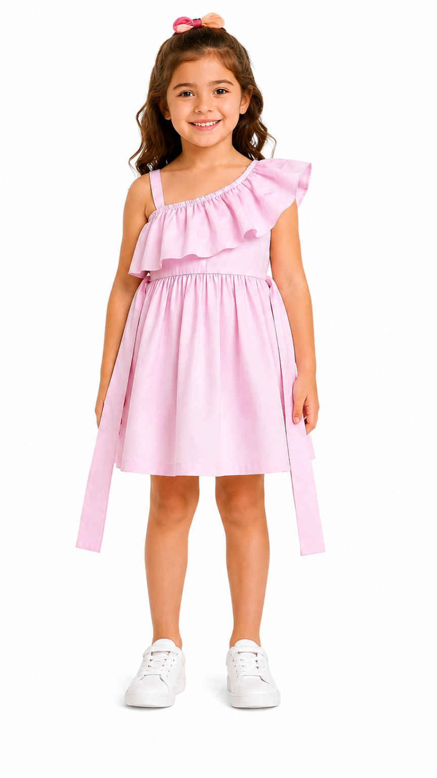 فستان بناتي بلون وردي فاتح (Baby Pink) بتصميم عصري بكتف واحد، يتميز بكشكشة عريضة وأنيقة (Ruffle) تغطي الصدر والكتف، مع حزام شريطي طويل يتدلى بنعومة من الخصر."