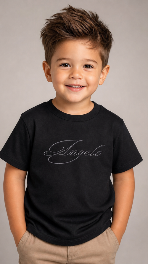 تيشيرت أطفال اسود نصف كم بتصميم كاجوال، مطبوع عليه كلمة "Angelo" بخط راقٍ في المنتصف، بخامة قطنية ناعمة وقصة مريحة.