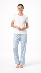 بيجامة حريمي مكونة من تيشيرت أبيض نصف كم وبنطلون أزرق فاتح مزين برسومات فراشات بيضاء، تصميم مريح وناعم مناسب للنوم والاستخدام المنزلي.