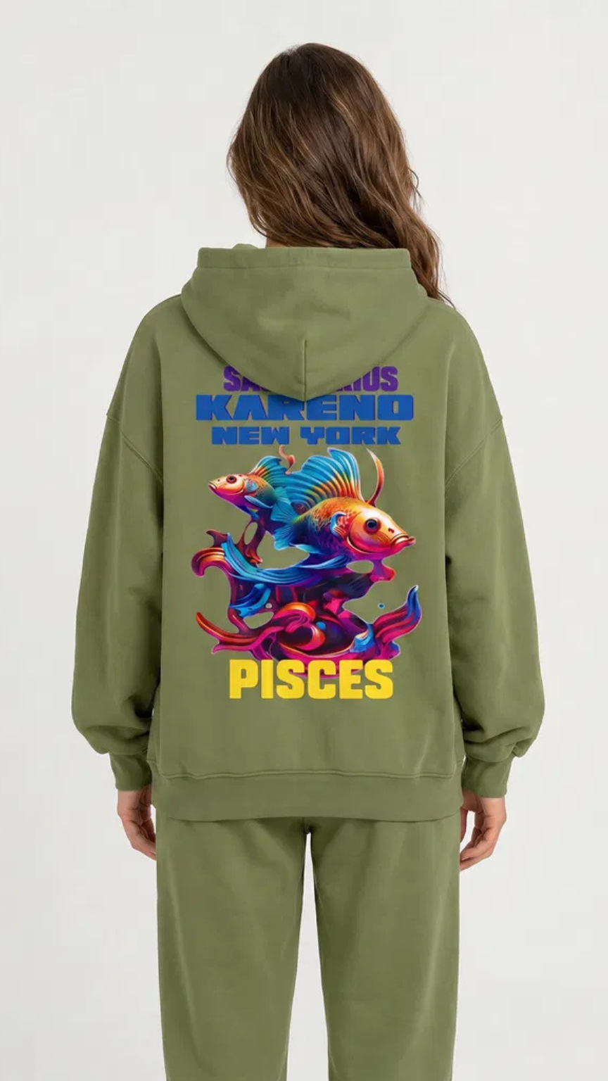 طقم رياضي نسائي باللون الزيتي من الخلف، مزود بهودي بطبعة جرافيك ملونة وكلمات Pisces وNew York، مع بنطال جوغر مريح."