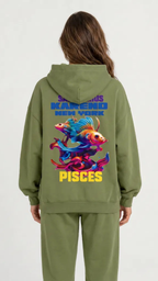 طقم رياضي نسائي باللون الزيتي من الخلف، مزود بهودي بطبعة جرافيك ملونة وكلمات Pisces وNew York، مع بنطال جوغر مريح."