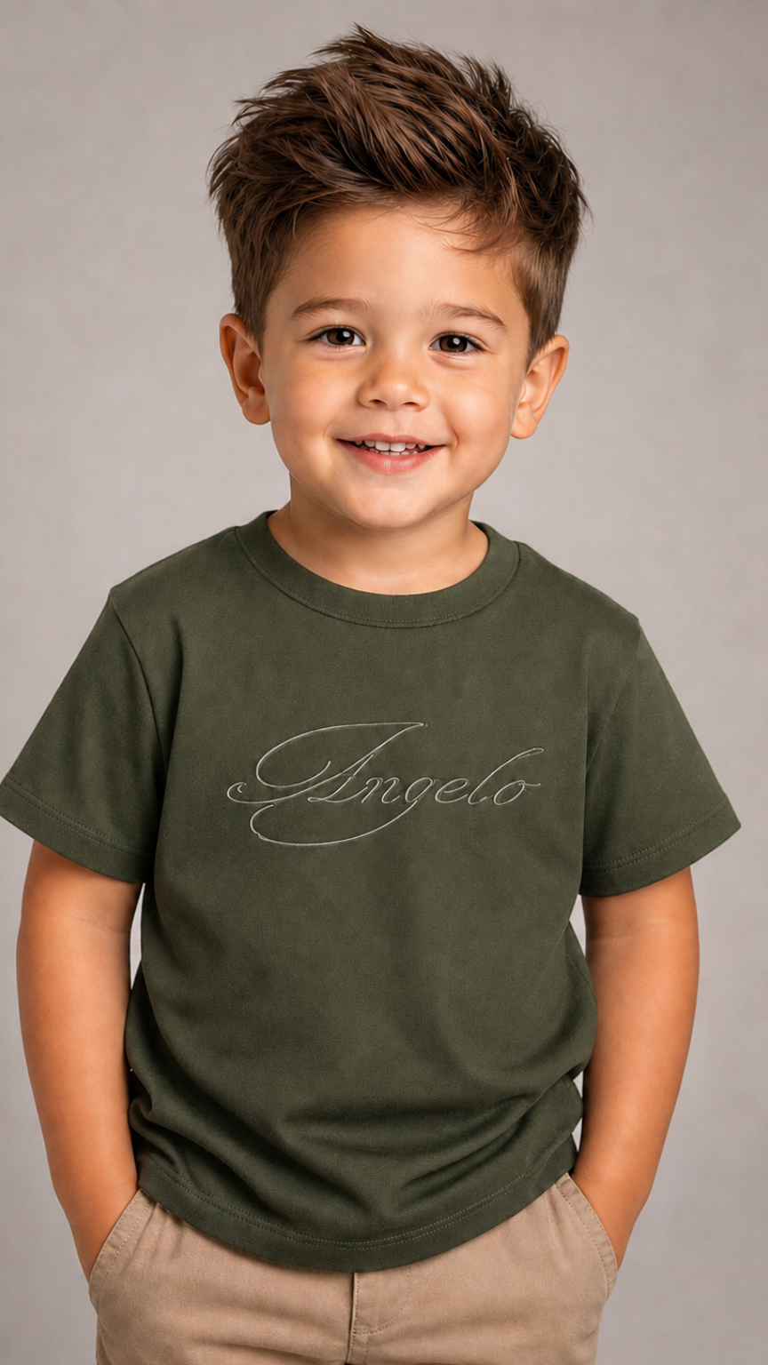 تيشيرت أطفال زيتي غامق نصف كم بتصميم كاجوال، مطبوع عليه كلمة "Angelo" بخط راقٍ في المنتصف، بخامة قطنية ناعمة وقصة مريحة.