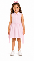 فستان بناتي صيفي ناعم بلون وردي فاتح (Pastel Pink) بتصميم كلاسيكي أنيق. يتميز بياقة قميص وأزرار أمامية نصفية، بدون أكمام، مع تنورة مكسرة (Pleated Skirt) وحزام جانبي، مما يعطي مظهراً راقياً ومريحاً.
