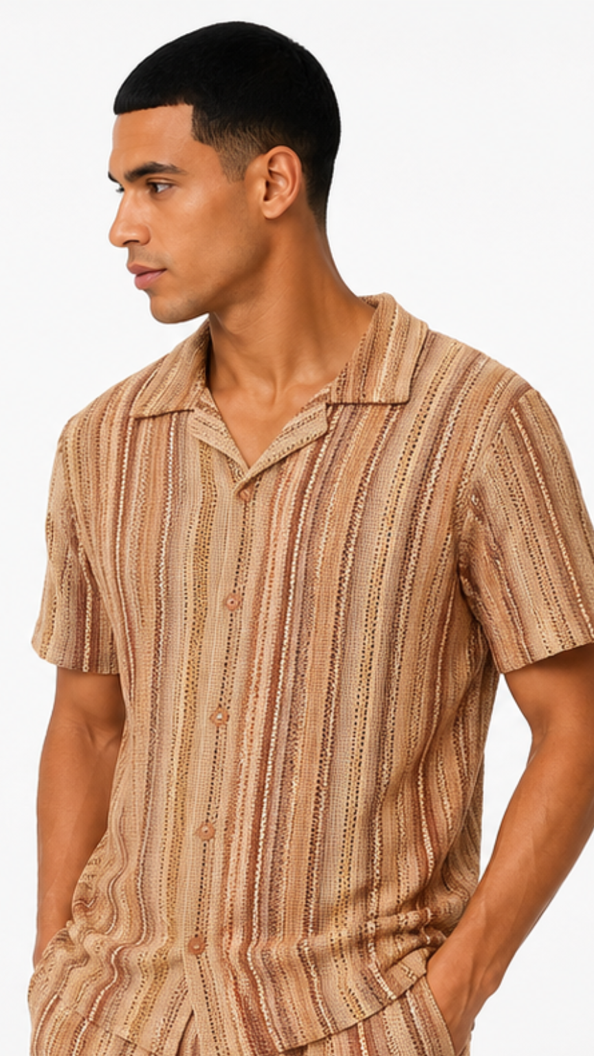 موديل رجالي يرتدي قميص كاجوال بأكمام قصيرة وتصميم مخطط بدرجات البيج والبني مع ياقة مفتوحة وأزرار أمامية، لإطلالة صيفية أنيقة وعصرية.