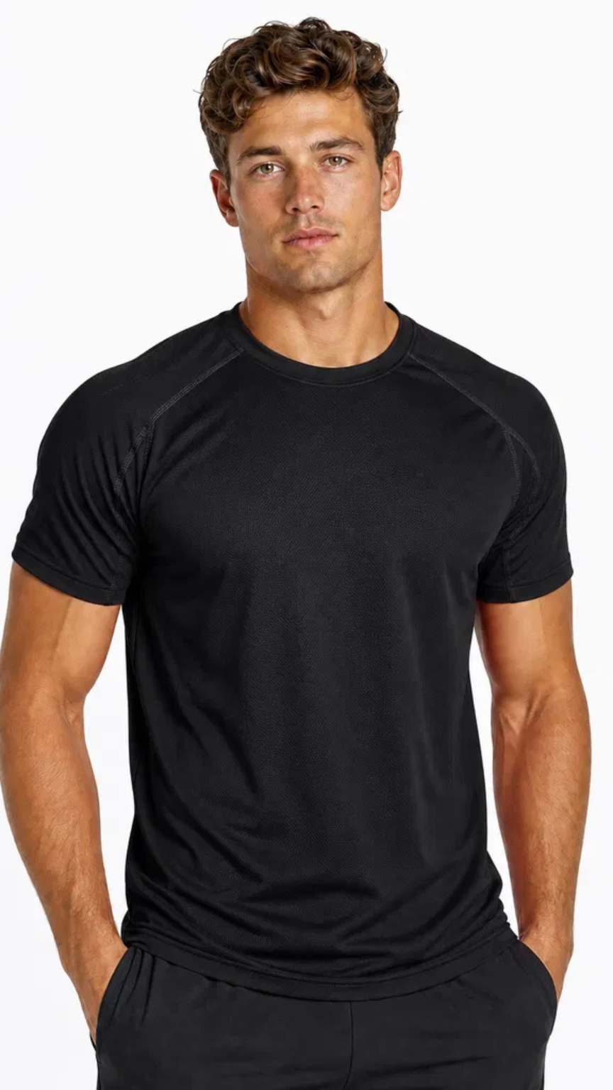 تيشيرت رياضي رجالي باللون الأسود بتصميم سادة وقصة Slim Fit مع أكمام قصيرة وخياطة بارزة عند الكتف، مصنوع من خامة خفيفة مناسبة للتمارين والأنشطة اليومية.