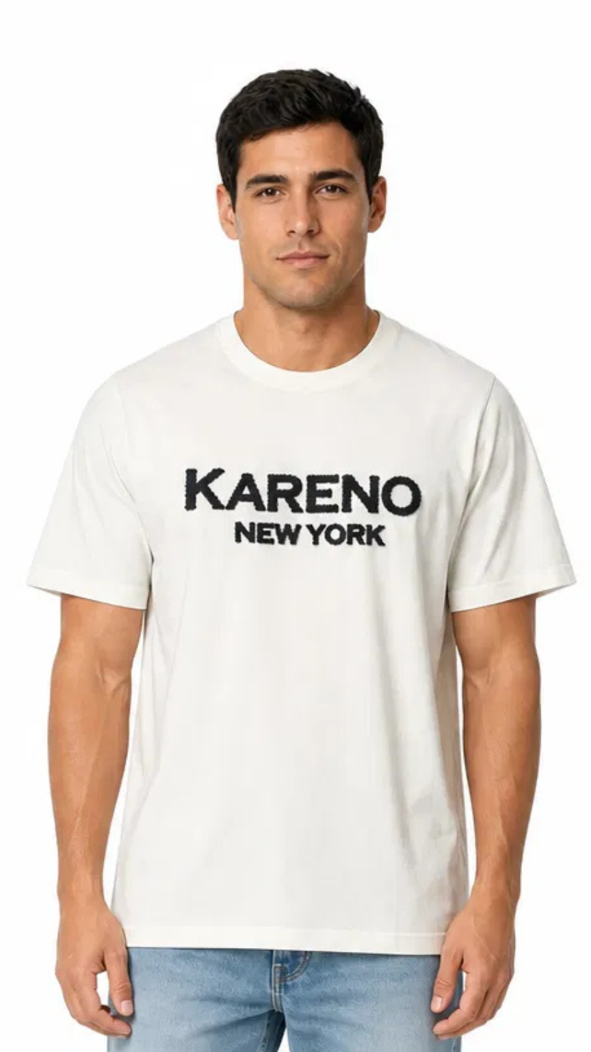تيشيرت رجالي أبيض بأكمام قصيرة وتصميم كاجوال، مزود بطبعة “KARENO NEW YORK” باللون الأوف ويت على الصدر، بياقة دائرية وقصة مريحة مناسبة للاستخدام اليومي.