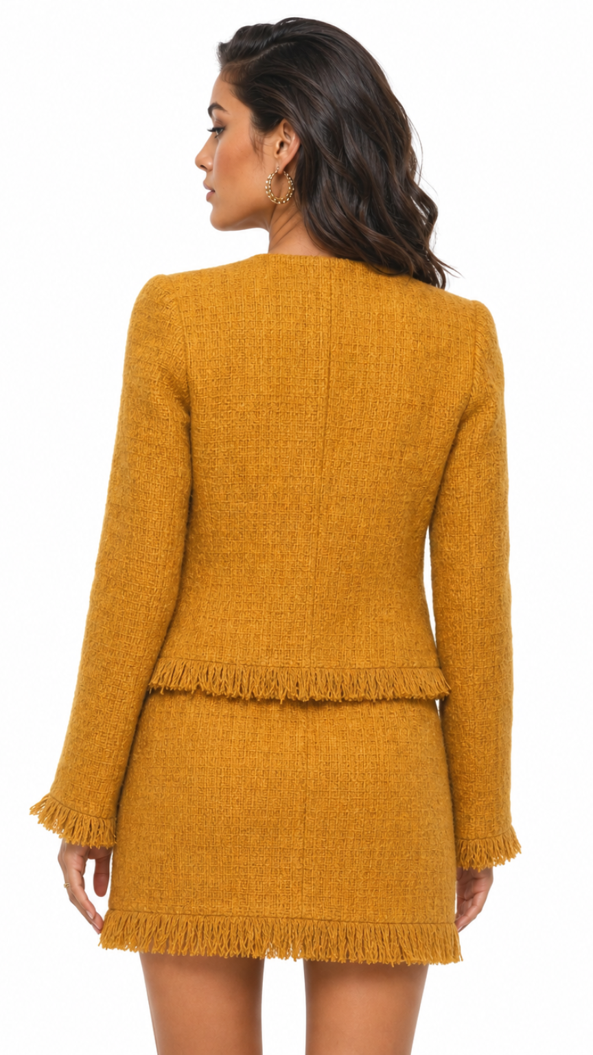 طقم نسائي مسترده من الخلف بقصة أنثوية أنيقة، جاكيت بأكمام طويلة وتنورة قصيرة مع تشطيب شراشيب ناعم يمنح التصميم لمسة مميزة وفخمة.