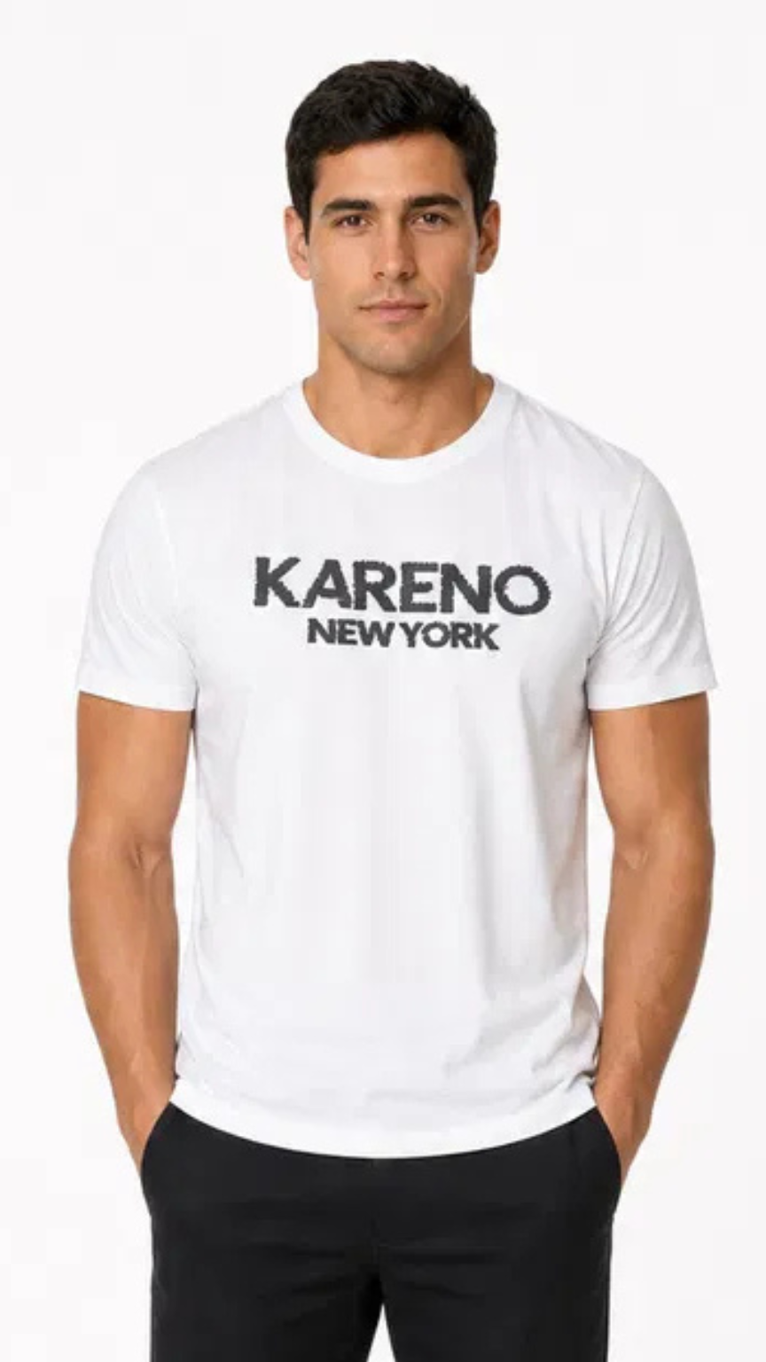 تيشيرت رجالي أبيض بأكمام قصيرة وتصميم كاجوال، مزود بطبعة “KARENO NEW YORK” باللون الأسود على الصدر، بياقة دائرية وقصة مريحة مناسبة للاستخدام اليومي.